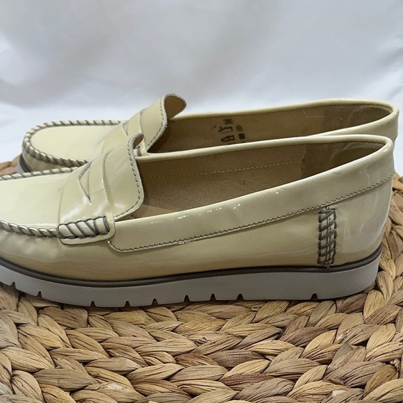 GEOX Made in Morocco Elegant Cream ItalianPatient Leather Loafers for Women - Picture 10 of 11